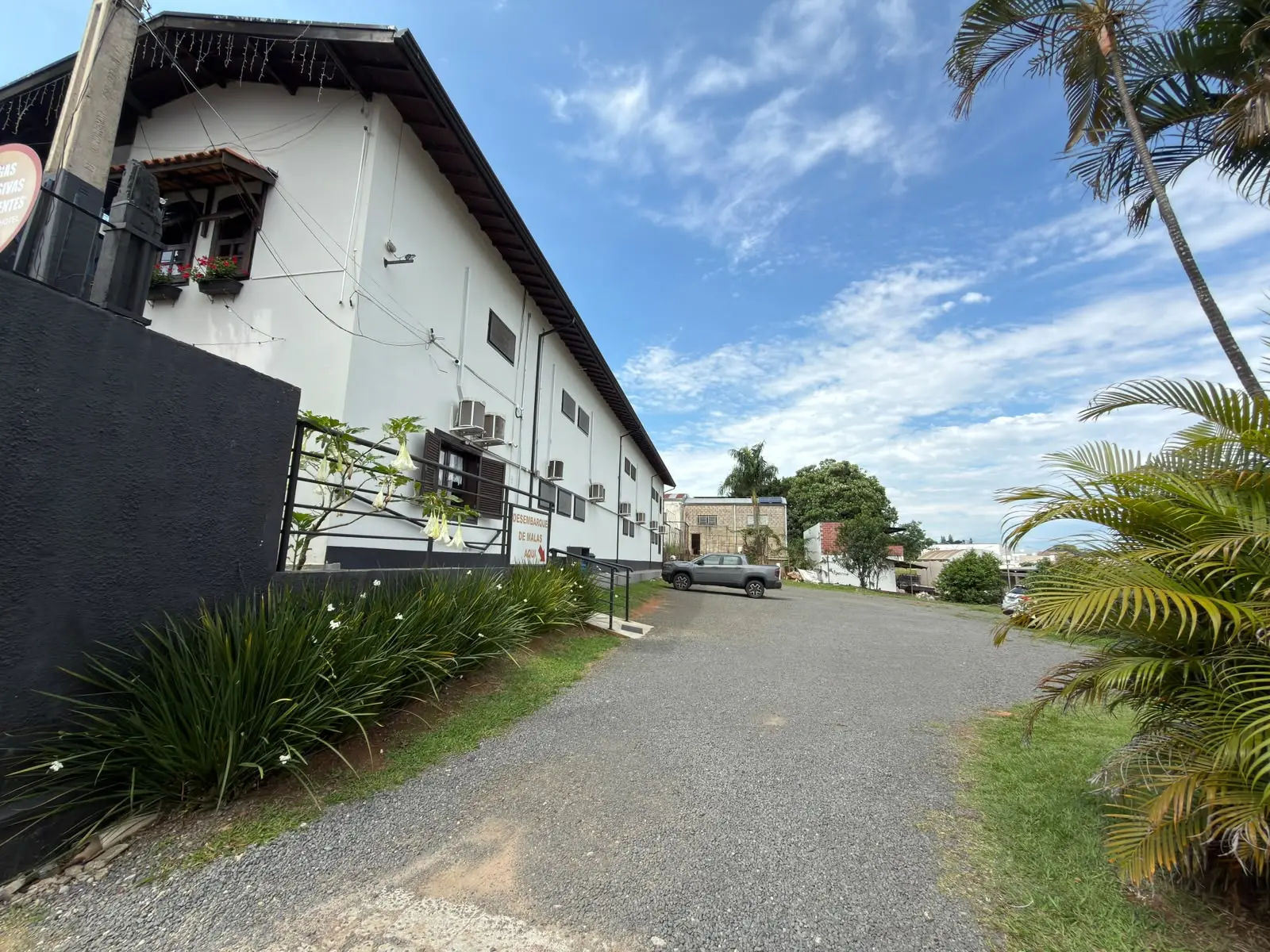 Fachada e jardim do Shellter Hotel em Holambra